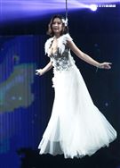 安心亞吊著鋼絲身穿白色飄逸洋裝，胸前超深V設計讓人直噴鼻血，波濤洶湧的傲人上圍呼之欲出，可以說是最魔鬼身材的仙女。（記者邱榮吉/攝影）