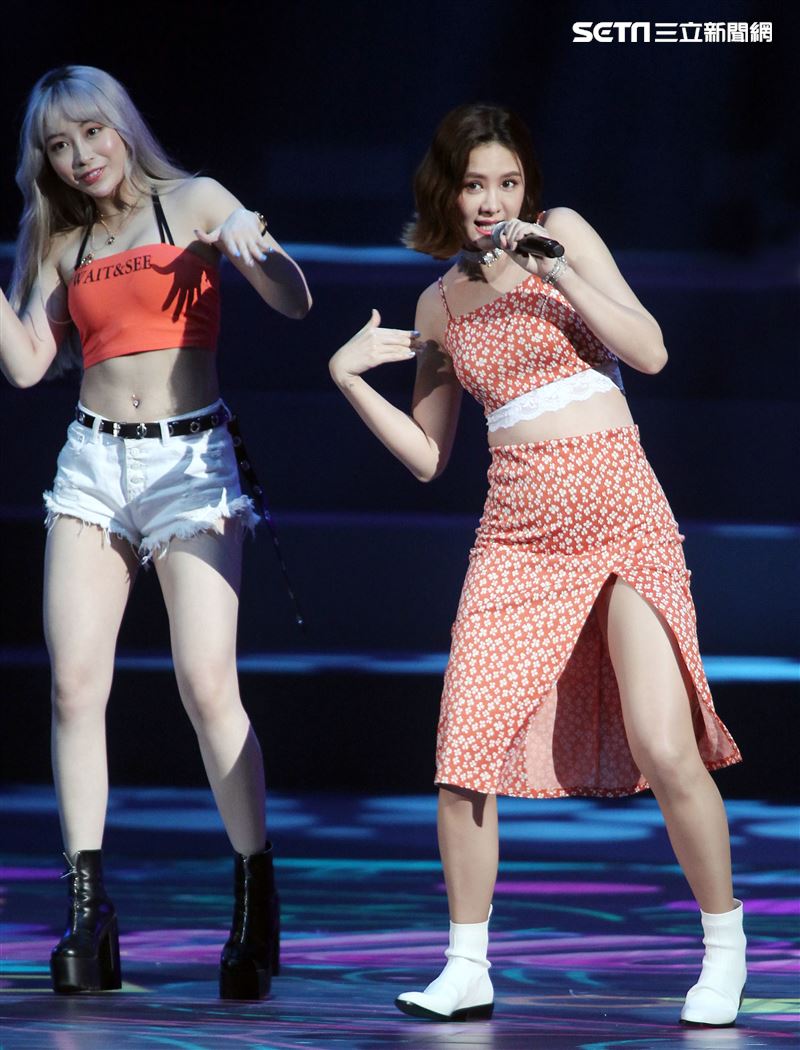 安心亞吊著鋼絲身穿白色飄逸洋裝，胸前超深V設計讓人直噴鼻血，波濤洶湧的傲人上圍呼之欲出，可以說是最魔鬼身材的仙女。（記者邱榮吉/攝影）