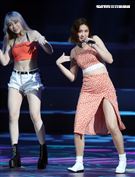 安心亞吊著鋼絲身穿白色飄逸洋裝，胸前超深V設計讓人直噴鼻血，波濤洶湧的傲人上圍呼之欲出，可以說是最魔鬼身材的仙女。（記者邱榮吉/攝影）