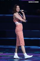 安心亞吊著鋼絲身穿白色飄逸洋裝，胸前超深V設計讓人直噴鼻血，波濤洶湧的傲人上圍呼之欲出，可以說是最魔鬼身材的仙女。（記者邱榮吉/攝影）