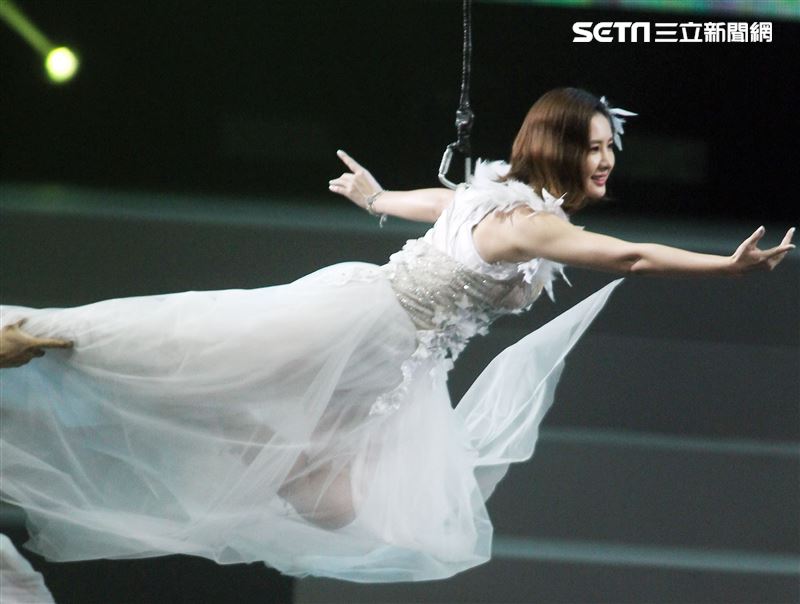 安心亞吊著鋼絲身穿白色飄逸洋裝，胸前超深V設計讓人直噴鼻血，波濤洶湧的傲人上圍呼之欲出，可以說是最魔鬼身材的仙女。（記者邱榮吉/攝影）