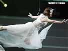 安心亞吊著鋼絲身穿白色飄逸洋裝，胸前超深V設計讓人直噴鼻血，波濤洶湧的傲人上圍呼之欲出，可以說是最魔鬼身材的仙女。（記者邱榮吉/攝影）