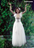 安心亞吊著鋼絲身穿白色飄逸洋裝，胸前超深V設計讓人直噴鼻血，波濤洶湧的傲人上圍呼之欲出，可以說是最魔鬼身材的仙女。（記者邱榮吉/攝影）