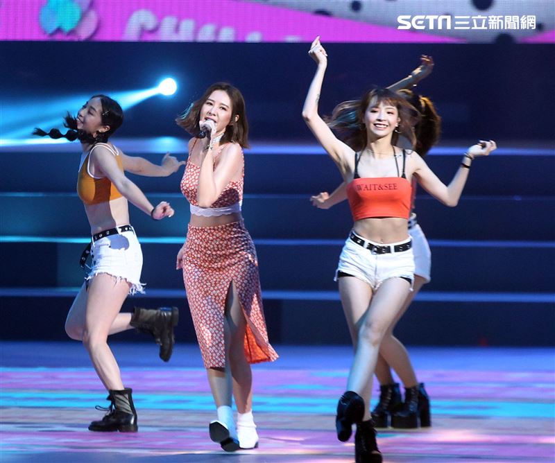 安心亞吊著鋼絲身穿白色飄逸洋裝，胸前超深V設計讓人直噴鼻血，波濤洶湧的傲人上圍呼之欲出，可以說是最魔鬼身材的仙女。（記者邱榮吉/攝影）