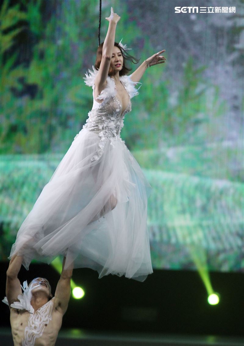 安心亞吊著鋼絲身穿白色飄逸洋裝，胸前超深V設計讓人直噴鼻血，波濤洶湧的傲人上圍呼之欲出，可以說是最魔鬼身材的仙女。（記者邱榮吉/攝影）