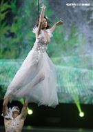 安心亞吊著鋼絲身穿白色飄逸洋裝，胸前超深V設計讓人直噴鼻血，波濤洶湧的傲人上圍呼之欲出，可以說是最魔鬼身材的仙女。（記者邱榮吉/攝影）