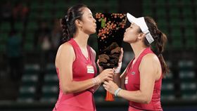 ▲詹詠然／詹皓晴捧起泛太平洋網賽女雙冠軍。（圖／取自詹詠然粉絲團）