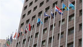 我國與薩爾瓦多斷交（3）外交部21日宣布，中華民國與中美洲邦交國薩爾瓦多斷交，目前中華民國邦交國已降到17個。圖為位在台北市天母地區的使館特區，上午已撤下原本在我國國旗旁的薩爾瓦多國旗。中央社記者鄭傑文攝　107年8月21日