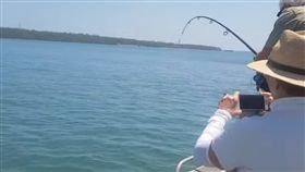 鱷魚,釣魚,出海,垂釣,澳洲,昆士蘭,收餌,魚竿,魚,海釣, 圖／翻攝自YouTube
https://www.youtube.com/watch?v=oe9CYPQggu8