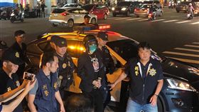 ▲連千毅被戴上安全帽，在警方強力戒護下，晚間抵達高雄。（圖／翻攝畫面）