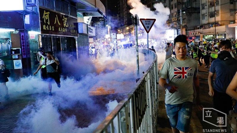 元朗變武場　港警街頭清場放催淚彈
