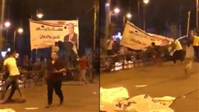 抗議群眾撕毀塞西的巨幅海報。（圖／翻攝自推特@JamalsNews）