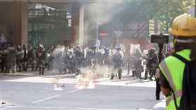 反送中屯門遊行　示威者投擲汽油彈香港反送中人士21日下午在屯門舉行遊行，防暴警察下午4時許清埸，示威者投擲汽油彈。中央社記者張謙香港攝  108年9月21日