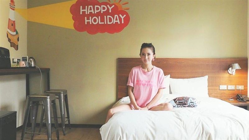 謝忻躺床賺業配　網酸：是昔日戰場？