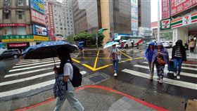 高壓減弱  北東局部雨中央氣象局指出，15日太平洋高壓持續減弱，北部、花東地區有短暫陣雨；各地晨間低溫約攝氏25至28度，白天高溫在31至34度間。圖為台北車站附近一早就開始下雨。中央社記者施宗暉攝  108年9月15日