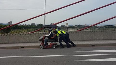 老伯電動車沒電　2暖警幫推車被讚爆