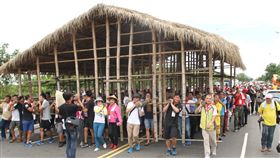 體驗先民避水患　台南百人扛屋上路（1）國立台灣歷史博物館24日在台南市安南區舉辦「百人扛茨（厝）走溪流」歷史體驗活動，大型「竹籠茨」在路上移動的畫面，吸引民眾圍觀。中央社記者楊思瑞攝　107年6月24日