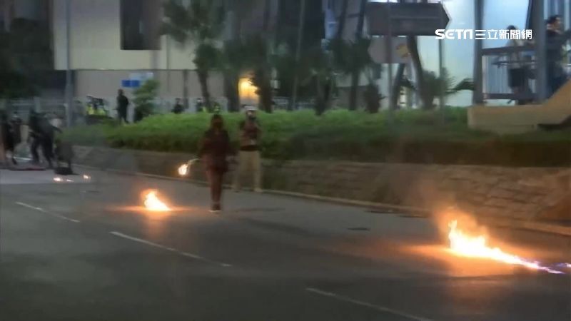 示威者元朗丟汽油彈！火攻鎮暴警防線