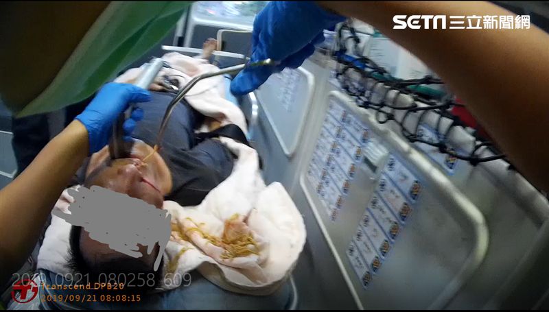 阿伯吃麵噎到險窒息　幸遇消防救命