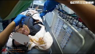 阿伯吃麵噎到險窒息　幸遇消防救命