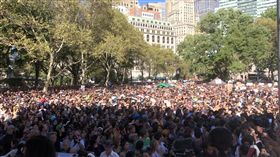 為了響應瑞典少女桑柏格對抗全球暖化的號召，21日全球約有400萬人發起罷課行動，走上街頭要求年長世代正視氣候變遷問題。圖為美國紐約巴特里公園集會現場。（圖取自twitter.com/GretaThunberg）