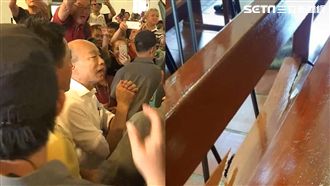 「韓國瑜別再來」韓粉踩壞萬金聖殿椅