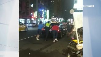 法醫直擊女警幫推爆胎車　網讚好有愛