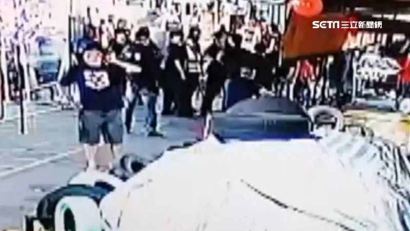 高雄又見黑衣人　疑2大夜市爭地盤