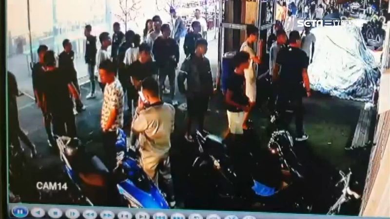 上百黑衣人圍凱旋夜市！攤販遊客驚慌