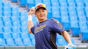 彭政閔賽前練球。（圖／記者林聖凱攝影)