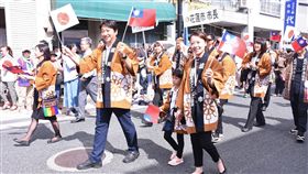日本岩手縣盛岡市以「盛岡山車祭」聞名，花蓮市長魏嘉賢（前左2）等市政團隊日前參加八幡宮祭典山車遊行。（花蓮市公所提供）中央社記者李先鳳傳真　108年9月22日