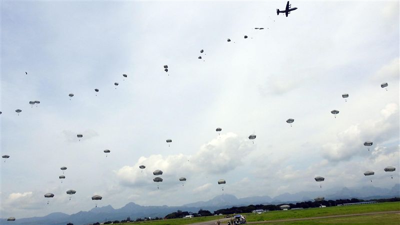 菲美聯合空降作戰演習　五百傘兵參與
