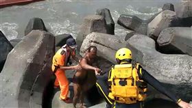 桃園市政府消防局22日獲報竹圍漁港有船隻翻覆，許姓船長送醫後仍宣告不治，其中一名移工自行由漁船下方游出水面脫困，並由搜救人員帶上岸，目前還有1名落海的印尼籍移工下落不明。（桃園市政府消防局提供）中央社記者吳睿騏桃園傳真　108年9月22日