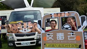 
反毒行動巡迴車「石虎號」22日在雲林古坑綠色隧道亮相，將巡迴校園及社區等地宣講，促進民眾及青少年對藥物濫用的認知，進而拒毒及反毒。（雲林縣政府提供）中央社記者葉子綱傳真 108年9月22日
