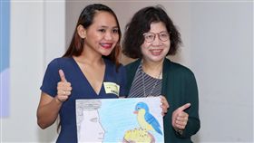 
財團法人羅慧夫顱顏基金會22日在台北舉辦2020年Lovely Home公益桌曆頒獎典禮暨首賣記者會，來自菲律賓的22歲得獎人伽莉（Cherry Del C. Mariano）（左）因唇顎裂飽受同儕排擠和嘲笑，經過基金會資助治療獲得重生。中央社記者張皓安攝　108年9月22日