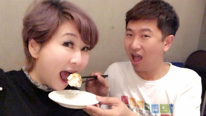 張秀卿現在與老公恩愛。(圖/翻攝臉書)