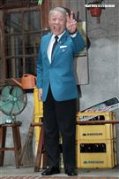 林義雄拍「用九柑仔店」老當益壯。（記者邱榮吉/攝影）