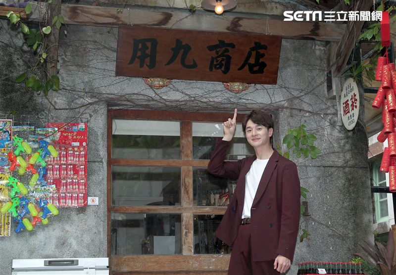 張軒睿戲裡被打巴掌後，笑說有點「頭暈暈」。（記者邱榮吉/攝影）