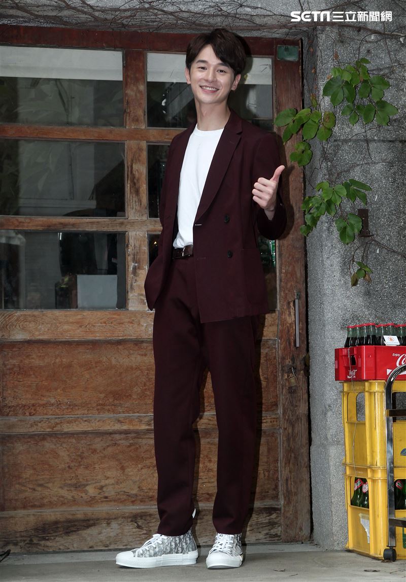 張軒睿戲裡被打巴掌後，笑說有點「頭暈暈」。（記者邱榮吉/攝影）