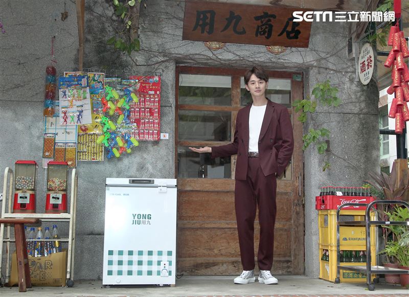 張軒睿戲裡被打巴掌後，笑說有點「頭暈暈」。（記者邱榮吉/攝影）