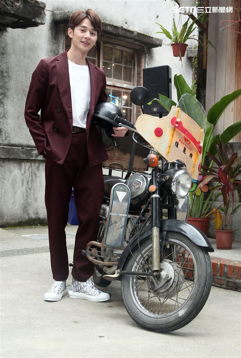 張軒睿戲裡被打巴掌後，笑說有點「頭暈暈」。（記者邱榮吉/攝影）