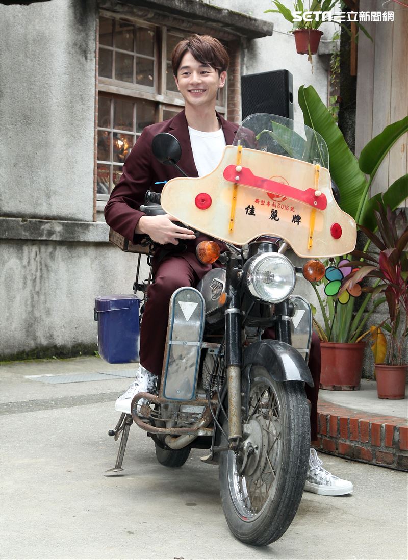 張軒睿戲裡被打巴掌後，笑說有點「頭暈暈」。（記者邱榮吉/攝影）