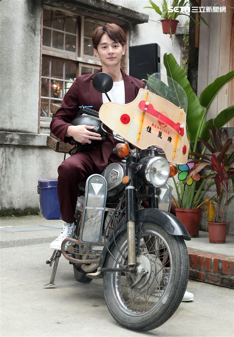 張軒睿戲裡被打巴掌後，笑說有點「頭暈暈」。（記者邱榮吉/攝影）