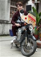 張軒睿戲裡被打巴掌後，笑說有點「頭暈暈」。（記者邱榮吉/攝影）