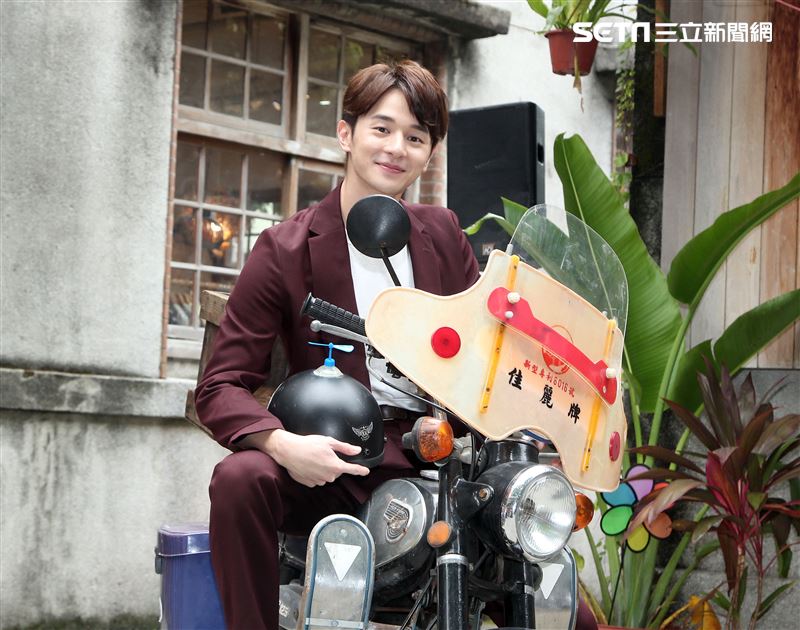 張軒睿戲裡被打巴掌後，笑說有點「頭暈暈」。（記者邱榮吉/攝影）