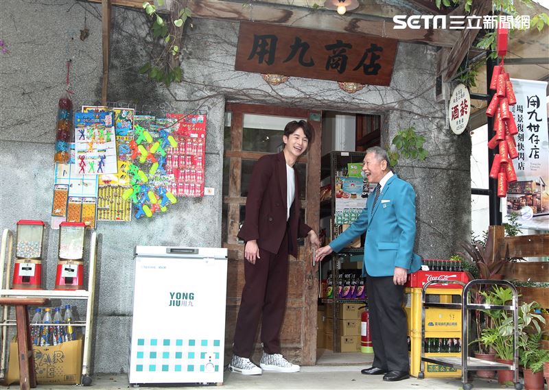 張軒睿和林義雄共同為「用九柑仔店」復刻快閃店在華山文創園區開幕。（記者邱榮吉/攝影）