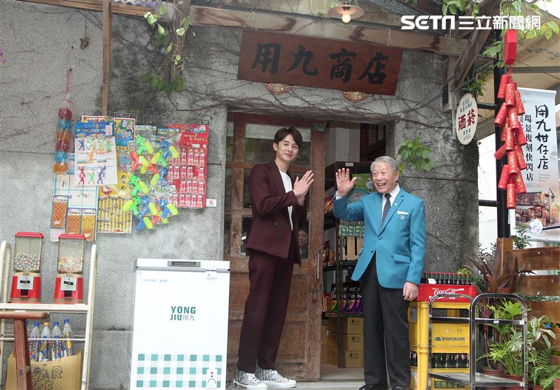 張軒睿和林義雄共同為「用九柑仔店」復刻快閃店在華山文創園區開幕。（記者邱榮吉/攝影）