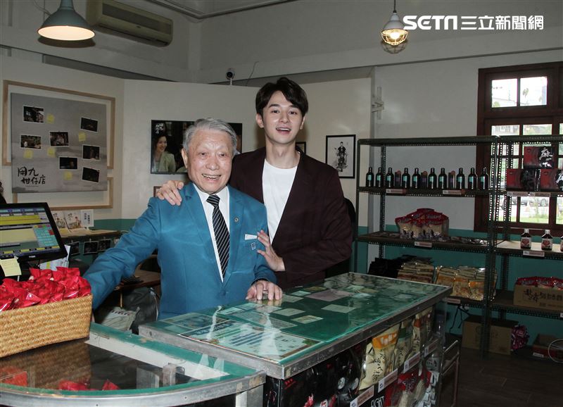 張軒睿和林義雄共同為「用九柑仔店」復刻快閃店在華山文創園區開幕。（記者邱榮吉/攝影）