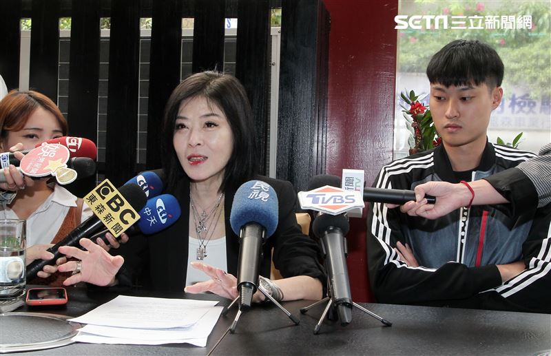 麻辣火鍋店老闆娘孫筱渥與賴昱澂共同出面召開記者會，針對周刊「嬤孫戀」不實報導做出澄清。（記者邱榮吉/攝影）