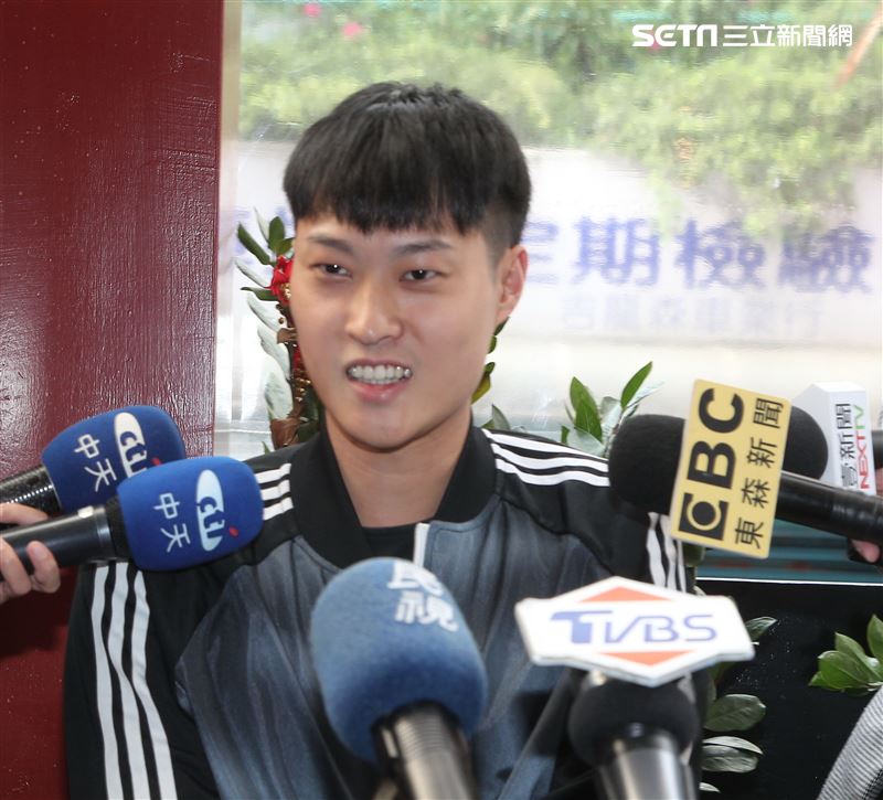 賴昱澂聽「嬤孫戀」覺得：「蠻好笑，蠻『鏘』的。（記者邱榮吉/攝影）